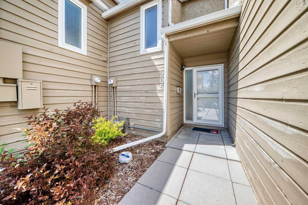 205-829 Coach Bluff Crescent SW