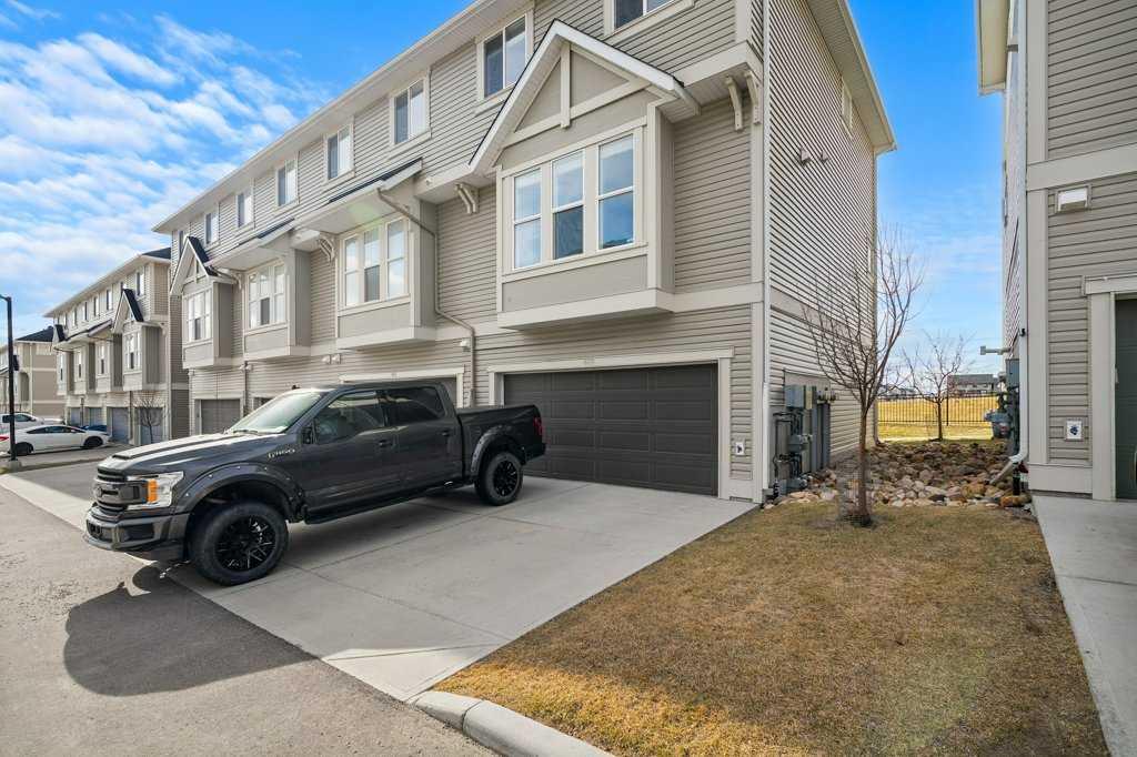 409 South Point Lane SW