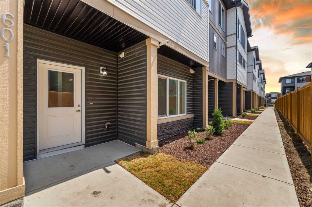 806-90 Corner Meadows Manor NE